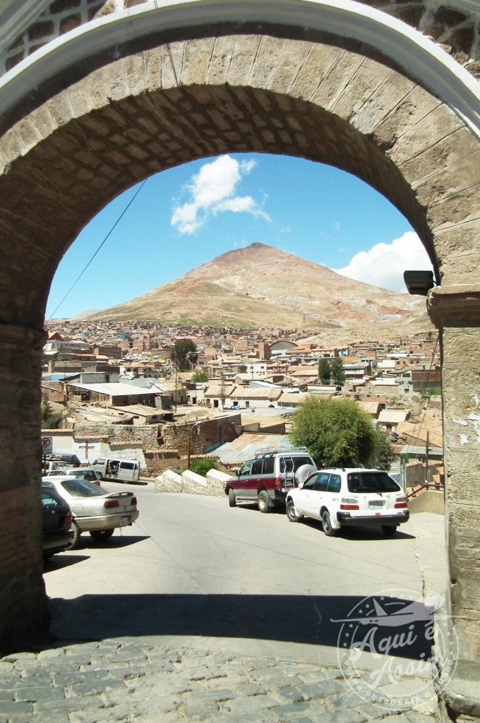 Cerro Potosí onde se encontra a mina que movimenta a economia local