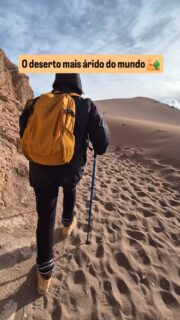 Por que o Atacama é o deserto mais árido do mundo? 🏜️❄️

Muita gente acha que é só calor, mas o segredo está na geografia. O Atacama é vítima de um "bloqueio duplo" de umidade:

🏔️ A Barreira dos Andes: A leste, a Cordilheira funciona como um muro gigante. Ela impede que a umidade vinda da Bacia Amazônica chegue ao deserto. A chuva cai toda do outro lado da montanha.

🌊 A Corrente de Humboldt: No oeste, as águas do Pacífico são extremamente frias. Isso impede a formação de nuvens de chuva na costa. O resultado é o que os cientistas chamam de "sombra de chuva".

Mas nem o deserto mais seco do planeta escapa da imprevisibilidade. Eu presenciei o fenômeno raro da neve onde quase nunca chove. Viver esse contraste exige fôlego e, claro, um olhar atento.

No blog (link na bio), eu conto os detalhes técnicos dessa expedição.

Nos próximos dias, vou te mostrar os desafios reais e as curiosidades que ninguém te conta sobre este lugar.

#Atacama #Chile #JornalismoDeViagem #CuriosidadeDeViagem #NeveNoDeserto