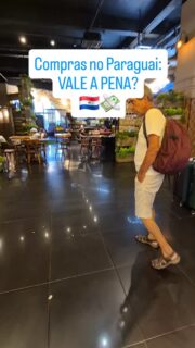 Compras no Paraguai: ainda vale a pena? 🇵🇾💰

Muita gente tem medo de fazer compras em Ciudad del Este, e eu confesso que também fiquei com receio. Por segurança, seguimos a dica da nossa guia e focamos apenas no Shopping Paris e no New Zone.

🛍️ Vá direto nas grandes: se você quer fugir de dor de cabeça e garantir produtos originais, foque nas grandes importadoras como Shopping China, Monalisa e Macedônia. Eu garanti perfumes, malas e um Power Bank que no Brasil custaria o dobro!

⚠️ Dica de Ouro: não saia da loja sem testar absolutamente tudo. Meu Power Bank, por exemplo, o vendedor disse que carregava sem fio, mas na prática essa versão não carregava. Só percebi depois!

🚗 Atenção à Logística: a travessia é caótica! Levamos cerca de uma hora para ir e outra para voltar por causa do movimento de fim de ano. Se a sua ideia for garimpar preços em várias lojas, reserve um dia inteirinho, porque o tempo voa lá dentro.

💵 Cota: lembre-se que o limite de isenção terrestre é de U$ 500 por pessoa.

No próximo vídeo (e último da série!), eu te levo para o lado argentino: o Duty Free e a feirinha de Puerto Iguazú! 

Já segue o perfil para não perder essa comparação! 🇦🇷✨

#ComprasNoParaguai #DutyFreeParaguai #FozDoIguacu #CiudadDelEste #DicasDeViagem