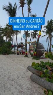Dinheiro ou cartão em San Andrés? 🏝

A resposta curta é: os dois. Mas tem estratégia para não perder dinheiro com taxas e IOF.

Essa foi a logística real que eu usei na minha viagem em outubro e funcionou perfeitamente:

✅ Dinheiro vivo (Pesos): Indispensável. Você vai precisar para o aluguel da mulita, passeios de barco e lugares menores que não aceitam cartão.

✅ Cartão Débito Internacional (Nomad/Wise): É onde você garante a melhor cotação. Use em estabelecimentos maiores e para as compras no Duty Free.

✅ Estratégia do Saque: Não troque Reais por Pesos no Brasil. Saque direto nos caixas eletrônicos (ATM) da ilha. Mas atenção: a taxa por saque é de 28 mil pesos. O segredo é calcular seu gasto e fazer um único saque logo que chegar.

✅ Segurança: Eu uso o cartão físico da Nomad somente para o saque. Depois, ele fica no cofre do hotel com o passaporte. Na rua, uso apenas o celular para pagamentos por aproximação e o dinheiro vivo do dia.

❌ Cartão de Crédito: Só em última emergência. O IOF alto faz você perder dinheiro em cada compra.

Já salva esse guia para a sua viagem! ✈️

#sanandres #colombia #dicasdeviagem #dicasdecolombia #planejamentodeviagem