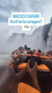 Macuco Safari: um dos passeios mais famosos de Foz do Iguaçu. Você teria coragem de entrar de barco embaixo das Cataratas? 🚤🌊

O passeio começa dentro do Parque Nacional com um trajeto pela mata e termina da forma mais intensa possível: um bote navegando pelo Rio Iguaçu até chegar muito perto das quedas.

O momento mais esperado é o chamado “batismo” das cataratas, quando o barco entra na área das cascatas e todo mundo sai completamente encharcado. É adrenalina, barulho de água por todos os lados e uma sensação difícil de explicar. Valeu cada centavo e cada minuto de espera!

💡 Dica da Ju:
Roupa: Leve uma muda de roupa reserva ou use roupas que sequem rápido. Sair seco desse passeio é praticamente impossível!

Comparação: Para quem visita o lado argentino das cataratas, existe o passeio "Gran Aventura", que dizem ser ainda mais radical. Se puder, faça pelo menos um deles.

No próximo post eu vou mostrar outra gigante de Foz do Iguaçu: a Usina de Itaipu. Fica por aqui para acompanhar a série! ⚡

Confira o relato completo dessa aventura no link da bio!

#MacucoSafari #CataratasDoIguacu #FozDoIguacu #Aventura #DicasDeViagem