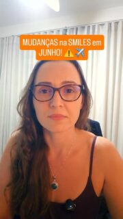 A Smiles vai mudar as regras agora em junho e eu pesquisei todos os detalhes para você não passar sufoco! 🧐✈️ 

Se você viaja com frequência, já salva esse post porque ele é o seu novo guia de bolso.

🚀 A GRANDE MUDANÇA (A partir de 17/06/2026):

🌍 Voos para América do Norte, Europa, África e Ásia:
Esqueça a distância do voo! O que vale agora é o valor que você pagou no bilhete em Dólar (US$).

Milhas Qualificáveis (Upgrade): Cada US$ 1,00 = 2 milhas qualificáveis.

Milhas para viajar: Depende da sua categoria. Como Ouro, por exemplo, eu ganho 10 milhas para cada dólar gasto.

🇧🇷 Voos Nacionais e América do Sul:
Aqui nada muda: o acúmulo continua sendo por Real (R$). Cada R$ 1,00 gasto = 1 milha qualificável.
✨ A novidade é a Rota Favorita: Se você é categoria Prata, Ouro ou Diamante, pode cadastrar os trechos que mais voa com a GOL e ganhar um bônus extra de milhas sempre que fizer esse caminho!

💡 O que isso significa na prática?

Se você pegar uma promoção internacional muito barata, vai acumular menos milhas do que antes.

Se a passagem for de última hora (mais cara), você vai acumular muito mais rápido.

O programa agora foca em premiar quem gasta mais e quem mantém a fidelidade em categorias altas.

E aí, você acha que essa mudança vai ajudar ou atrapalhar a sua estratégia? Me conta aqui embaixo! 👇💬

#Smiles #NovasRegras #DicasDeViagem #GOL #MilhasAereas