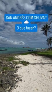 O tempo fechou em San Andrés? 
Não se desespere! 🏝️🌧️ 

Muita gente acha que a chuva estraga a viagem, mas a ilha tem um ritmo próprio e, com a estratégia certa, você aproveita cada minuto.

Aqui está o que eu fiz para aproveitar a ilha:

🛵 1. VOLTA À ILHA (BIKE OU MULITA): mesmo com chuva, a volta à ilha é indispensável. A água do mar continua quente (em torno de 26°C a 28°C), então o banho de mar está liberado!
Bike: Custa em média 70 mil pesos e leva umas 4h.
Mulita: Custa em torno de 180 mil pesos (aluguel das 9h às 18h). 👉 Minha dica: Eu fiz a volta duas vezes. A primeira para mapear os pontos e a segunda para parar com calma nas fotos e nos meus lugares favoritos.

🍽️ 2. GASTRONOMIA: aproveite o tempo nublado para uma experiência gastronômica incrível. O La Regatta é um clássico absoluto: decoração náutica impecável e comida local maravilhosa.
Dica: Faça reserva para as mesas da parte externa (o visual é lindo!).
Prepare o bolso: Por ser um restaurante premium, o valor é mais alto. Minha experiência lá custou 206 mil pesos.

🛶 3. PASSEIOS QUE NÃO PARAM: muita gente acha que tudo fecha, mas nem sempre é assim. Na minha viagem em outubro, apenas Johnny Cay (acesso por lancha) foi cancelado. Conseguimos aproveitar: ✅ Acuario (lindo mesmo nublado!) ✅ Rocky Cay ✅ El Palito ✅ Manglares (Manguezais)

🛍️ 4. COMPRAS NO CENTRO: se o tempo virar de verdade, o centrinho é o seu refúgio. É a hora de explorar as lojas e o Duty Free com calma. Inclusive, já postei um vídeo aqui com as melhores dicas de compras por lá, corre pra ver!

San Andrés é incrível em qualquer clima, o segredo é não parar de explorar.

Já salva esse post para não perder os valores e nomes dos lugares quando for planejar seu roteiro! ✈️

# SanAndres #SanAndrescomChuva #Colombia #RoteiroColombia #DicasdeViagem