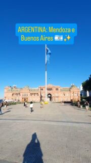 Já fui para a Argentina várias vezes e vou compartilhar com você os lugares de que eu mais gostei em Mendoza e Buenos Aires para te ajudar a montar o roteiro ideal. Já salva este vídeo e compartilha com quem sonha em conhecer esse país aqui do ladinho do Brasil! 🇦🇷✈️

A Argentina é um dos países mais versáteis da América Latina e oferece experiências completamente diferentes. O segredo é escolher a cidade que mais combina com o estilo de viagem que você está procurando.

🍇 A vibe de Mendoza (O Oásis da Contemplação): Para quem quer desacelerar. Mendoza é uma cidade planejada no sopé da Cordilheira dos Andes, famosa por suas praças arborizadas e canais de irrigação históricos. O circuito essencial inclui o tradicional tour de vinícolas e fábricas de azeite de oliva artesanal na região de Maipú, além do passeio de Alta Montanha, que acompanha o Rio Mendoza até as paisagens impressionantes do Monte Aconcágua. É uma viagem de ritmo mais tranquilo, paisagens de impacto e excelente gastronomia.

🎭 A vibe de Buenos Aires (O Pulsar Urbano e Cultural): Para quem busca dinamismo, arte e efervescência. A capital portenha impressiona por sua belíssima arquitetura de influência europeia e pela vida noturna pulsante. É o destino ideal para explorar tudo caminhando: você conhece o coração político na Plaza de Mayo, mergulha nas cores do Caminito, no bairro La Boca, explora prédios cheios de história, como o Palácio Barolo, e termina a noite nos bares tradicionais da Recoleta ou nos diques modernos de Puerto Madero.

Nos próximos vídeos, vou mostrar em detalhes cada um desses passeios para você poder aproveitar a viagem da melhor forma possível.

➡️ Quer ajuda para planejar as suas finanças e o seu roteiro de ponta a ponta sem passar sufoco? O meu Planejador de Viagens completo está disponível no link da bio. Clica lá!

#Argentina #BuenosAires #Mendoza #RoteiroArgentina #DicasDeViagem