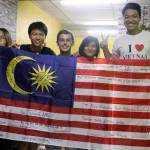 Com os demais intercâmbistas na Malásia, no dia em que eles assinaram na minha bandeira