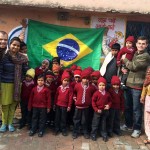 Foto com as crianças na escola do projeto
