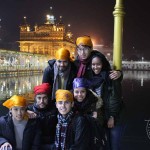 Golden Temple na cidade de Amritsar com outros brasileiros e três asiáticos