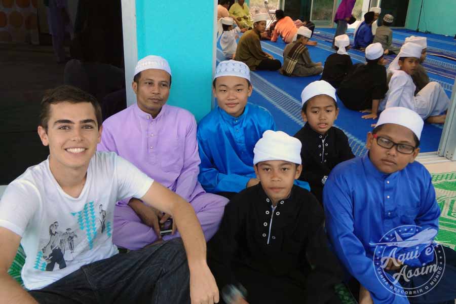 Uma das atividades religiosas do projeto era a de acompanhar as crianças na mesquitaUma das atividades religiosas do projeto era a de acompanhar as crianças na mesquita