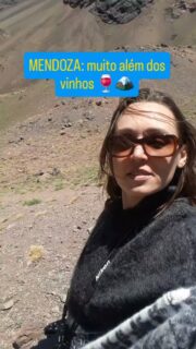 Mendoza costuma ser lembrada pelos vinhos, mas a cidade surpreende muito antes da primeira taça. 🇦🇷🍷

Planejada para ser um grande oásis aos pés da Cordilheira dos Andes, ela conseguiu transformar uma região de clima semiárido em uma cidade extremamente arborizada graças a um engenhoso sistema de canais de irrigação, que ainda hoje faz parte da paisagem e da história local.

Neste roteiro, combinei um passeio pelo Centro Histórico com um tour pelas bodegas e olivas da região de Maipú, finalizando com uma noite na famosa Avenida Aristides Villanueva.

📍 Centro Histórico
Vale a pena caminhar entre a Plaza San Martín e a Plaza Independencia para observar a arquitetura, as áreas verdes e entender como a irrigação moldou o crescimento da cidade. É um passeio tranquilo, plano e gratuito.

🍷 Bodega Vistandes
Uma vinícola moderna onde você acompanha as etapas da produção dos vinhos e participa de uma degustação com diferentes rótulos. A loja da vinícola também é uma boa oportunidade para comprar vinhos diretamente do produtor.

🍇 Vinícola boutique de vinhos orgânicos
O grande diferencial foi conhecer uma proposta completamente diferente. Enquanto a Vistandes apresenta uma produção mais moderna, essa pequena vinícola trabalha com uma produção artesanal, familiar e em menor escala, mostrando como Mendoza reúne diferentes estilos de fazer vinho.

🫒 PasRai
A visita à fábrica de azeites vai muito além da degustação. Você aprende como o azeite é produzido, armazenado e conservado, entende sobre acidez e descobre critérios que ajudam a escolher um produto de qualidade.

🌙 Avenida Aristides Villanueva
Para fechar o dia, fomos conhecer uma das regiões mais famosas de Mendoza à noite. A avenida reúne bares, restaurantes e muita movimentação, sendo uma ótima opção para jantar, tomar um vinho e sentir o clima da cidade.

➡️ No próximo episódio, seguimos para Villavicencio e depois para a Alta Montanha, em um dos passeios mais impressionantes de Mendoza. 🏔️

#Mendoza #Maipu #Argentina #RoteiroMendoza #AquiEAssim