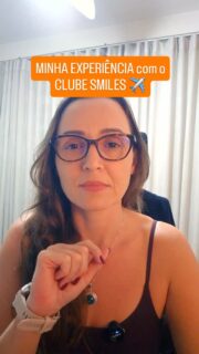 O Clube Smiles virou meu melhor aliado nas viagens. ✈️🧡 

Este é meu segundo ano como assinante e vou te explicar como saí da categoria Smiles para a Ouro.

🚀 COMO SUBIR DE CATEGORIA?
O upgrade acontece quando você atinge a meta de Milhas Qualificáveis ou Trechos Qualificáveis entre janeiro e dezembro.

💎 O QUE SÃO MILHAS QUALIFICÁVEIS?
São as milhas que contam para o seu upgrade. Você ganha elas de duas formas principais (no meu caso):

  Voando: R$ 1 gasto em passagens GOL = 1 milha qualificável.
 Clube Smiles: A cada 10 milhas do plano = 1 milha qualificável.

💡 Dica de Ouro: Se você acumular mais do que o necessário no ano, o saldo excedente passa para o ano seguinte e te ajuda a manter o status! 🔄

📍 E OS TRECHOS QUALIFICÁVEIS?
É cada voo (origem e destino) que você faz. Voos emitidos com milhas na GOL também contam como trecho para subir de categoria!

📊 PRINCIPAIS CATEGORIAS SMILES:

🥈 PRATA: (10 mil milhas ou 10 trechos)

  1 bagagem de 23kg gratuita + 50% desc. no GOL+ Conforto.

🥇 OURO: (18 mil milhas ou 18 trechos) — A MINHA!

  2 malas de 23kg gratuitas.
 Marcação de assento comum gratuita + 50% desc. no GOL+ Conforto.
 Check-in, embarque prioritário e acesso ao Lounge GOL.

💎 DIAMANTE: (30 mil milhas ou 30 trechos)

  3 malas gratuitas + Bilhete cortesia para acompanhante (1 por ano).

👑 MAGNO: o topo exclusivo do programa para os clientes com máxima fidelidade.

⚠️ IMPORTANTE: a partir de junho, a forma de acumular milhas ao voar GOL vai mudar! Isso vai impactar diretamente sua estratégia de acúmulo.

Se quiser saber o que muda e como se preparar, comenta QUERO SABER que eu trago a Parte 2! 👇

#Milhas #ClubeSmiles #ProgramadeMilhas #DicasdeMilhas #JornalismodeViagem