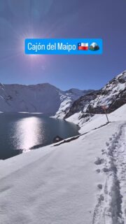 Muito além de um cartão-postal, o coração do Cajón del Maipo guarda uma obra monumental da engenharia: a Represa El Yeso. 🇨🇱🏔️

A quase 3 mil metros de altitude, ela levou 12 anos para ser construída e foi inaugurada em 1964 para abastecer a capital chilena. O tom turquesa surreal da água é resultado do degelo das montanhas. No inverno, o trajeto exige muito preparo:

⏱️ O tempo de viagem: começa de madrugada e o percurso normal de 1h30 levou quase 3h30 no meu dia por conta das condições da estrada.
🧳 Roupas e equipamentos: paramos na estrada para café e aluguel. Como a neve derrete e molha tudo, recomendam-se itens impermeáveis. Minha bota era curta e aluguei uma de cano longo lá mesmo por 15.000 pesos para a neve não entrar.
🚜 O perigo na pista: o asfalto acumula o "gelo preto", uma camada invisível que faz os veículos derraparem. Uma retroescavadeira precisou empurrar um caminhão travado na subida para abrir caminho para o nosso grupo passar.

Se você vai colocar a represa no seu roteiro de inverno, preste atenção nestes 3 alertas:
1️⃣ Peças impermeáveis: roupas e calçados precisam segurar a água para evitar frio extremo. Se viaja pouco para o frio, alugar na estrada é a melhor opção econômica. Se planeja outras viagens, vale investir em peças próprias. 
2️⃣ Atenção à estrada: a rota G-455 fecha sem aviso por gelo ou deslizamentos. Escolha operadores autorizados com vans adequadas e correntes nos pneus. 
3️⃣ Altitude: você vai subir a quase 3 mil metros em clima muito seco. Hidrate-se muito no caminho para evitar o mal de altitude (soroche) e dores de cabeça.

No final, a grandeza do lugar compensa, mas vá consciente e com agência credenciada!

O relato completo desse dia e os valores atualizados estão no link da bio. Segue o perfil para não perder os próximos bastidores do Chile! ✈️

#CajonDelMaipo #TurismoChile #ViajarSozinha #AquiEAssim #InvernoNoChile