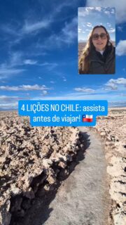 Aqui estão os 4 maiores aprendizados da minha viagem para o Chile, para você evitar perrengues e economizar 🇨🇱✨ 

Já salva este post e compartilha com quem está indo conhecer o país:

🍷 1. Contratação de passeios e segurança: ansiosa para deixar tudo pronto, fechei passeios online ainda no Brasil e vivi uma situação de muita insegurança com um transporte para uma das vinícolas. Para não correr riscos, prefira fechar os passeios direto no balcão do seu hotel quando chegar. Eles trabalham com guias credenciados locais e o risco de cair em uma cilada é infinitamente menor.

🏜 2. A ordem inteligente do roteiro: comece pelo Atacama e termine em Santiago. Se você gosta de vinhos, vai querer aproveitar os preços excelentes e trazer garrafas para casa. Deixar a capital por último evita que você tenha que carregar esse peso em voos internos no Chile. Como viajei no inverno, minha mala já saiu do Brasil pesando 22kg por conta das roupas de neve. Com as compras em Santiago, voltou com 28kg e queimei dinheiro pagando multas por excesso de bagagem de bobeira.

🏙 3. Economia em hotéis (Isenção de IVA): o Chile aceita cartão em quase tudo, mas o grande segredo para economizar nas hospedagens é pagar com cartão de crédito internacional. Essa transação garante automaticamente a isenção dos 19% de IVA (o imposto local) para turistas estrangeiros. Para as compras do dia a dia, os cartões de débito globais funcionam perfeitamente, mas no hotel, o crédito é o seu melhor aliado.

📱 4. Internet sem Perrengue: eu já testei três formas de ter internet fora. O roaming internacional (como o Vivo Easy) se mostrou instável e o app nem abria para checar o saldo. Deixar para comprar chip físico no destino te deixa sem sinal na hora que você mais precisa: ao pousar para pedir um Uber ou falar com o Airbnb. Nas minhas últimas três viagens, usei o pacote de internet virtual (eSIM) da Nomad. Contrato horas antes de embarcar e já chego conectada, rápida e segura.

➡️ Relato completo da viagem na bio.

#DicasDeViagem #Chile #SantiagoChile #Atacama #ViajarSozinha