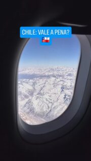 O Chile é o destino mais desejado para o inverno! 🏔️❄️ Mas antes de fechar suas passagens, veja o meu relato sincero de quem passou 10 dias explorando o país sozinha. Vale a pena? SIM, vale cada centavo, mas exige estratégia.

💡 O VEREDITO DA JU:

Planeje por conta própria: fugir dos pacotes de agência gerou uma economia de R$ 6.000 em voos e hotéis.

Inverta a ordem: comece pelo Atacama e termine em Santiago. Se comprar os vinhos na capital primeiro, vai pagar excesso de bagagem no voo interno para o deserto. Eu cometi esse erro e perdi R$ 700.

Economize em Santiago: alugue um flat com cozinha (fiquei no Andes Suites) para fazer pequenas refeições. E não compre passeios pelo Booking (é mais caro e tive problemas de segurança). Deixe para fechar direto no balcão do hotel: é mais barato e seguro!

Roupas de frio: saia do Brasil com as térmicas de segunda pele (você vai aproveitar no nosso inverno). Casacos pesados e botas impermeáveis, alugue nas lojas na estrada para a montanha. Economiza mala e bolso!

🧐 E COMO DIVIDIR OS SEUS DIAS DE FÉRIAS?

Recomendo no mínimo 10 dias pelo país. Veja as 3 melhores estratégias:

🏔️ OPÇÃO 1: só Santiago e Arredores (5 a 6 dias). Para rodar a cidade (MUT, Sky Costanera, Cerros), visitar vinícolas (Emiliana e Cousiño Macul), fazer o bate-volta no litoral e curtir a neve no Cajón del Maipo.

🌵🏔️ OPÇÃO 2: Atacama + Santiago (10 a 11 dias - A ideal). Reserve 5 a 6 dias para o Atacama e 5 dias para Santiago. No inverno, nevascas fecham passeios altos no deserto (como Gêiseres del Tatio). Essa margem de dias salva seu roteiro para reagendar as rotas.

🌵 OPÇÃO 3: só Deserto do Atacama (6 a 7 dias). Foco 100% nos circuitos de sal, lagoas, Valle de la Luna, Arco-Íris e nos incríveis tours astronômicos, respeitando a aclimatação do corpo.

Quer o modelo exato que usei para controlar meus custos e organizar essa logística de inverno? Clique no link da minha bio e conheça o meu Planejador de Viagens! 📊✈️

Nos próximos posts vou soltar o meu roteiro detalhado. Segue o perfil para não perder!

#Chile #Santiago #DesertoDoAtacama #DicasDeViagem #TurismoChile