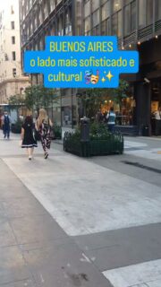 ​Depois de conhecer os grandes clássicos de Buenos Aires, chegou a hora de explorar o lado sofisticado e cultural da capital portenha! 🇦🇷✨

​Já estive em Buenos Aires três vezes e, neste roteiro, reuni alguns dos espaços que mais me impressionaram pela imponência arquitetônica e pelas vivências diferentes:

​🎭 Teatro Colón: meu roteiro começou com uma visita guiada por uma das casas de ópera mais aclamadas do planeta. Inaugurado em 1908, impressiona pela acústica perfeita e pelos detalhes do Salão Dourado, inspirado nos grandes palácios europeus. 💡 Dica: reserve o tour guiado com antecedência no site oficial para garantir o ingresso no horário e idioma desejados.

​🏛️ Bairro da Recoleta: o bairro mais charmoso da capital respira influência francesa em seus casarões, praças arborizadas, cafés e bistrôs. É ali que fica o histórico Cemitério da Recoleta, famoso pelos grandes mausoléus de mármore e pelo túmulo de Evita Perón. 💡 Atenção: a entrada para turistas estrangeiros é paga e pode ser adquirida na bilheteria local com cartão.

​🏰 Palácios Históricos Imperdíveis:
​Palacio del Congreso de la Nación: obra monumental de estilo greco-romano, com sua cúpula verde de 80 metros marcando o final da Avenida de Mayo.
​Palácio Barolo: vale muito admirar a fachada inspirada na Divina Comédia de Dante Alighieri. O tour guiado sobe até o farol no topo para uma vista panorâmica incrível da cidade.
​Palácio de Aguas Corrientes: prédio imponente construído como reservatório, coberto por mais de 300 mil peças de cerâmica europeia.

​📚 El Ateneo Grand Splendid: a livraria funciona dentro do antigo teatro de 1919, mantendo os afrescos originais do teto, os antigos camarotes e o palco, onde hoje funciona um café delicioso.

​🚢 Casino Buenos Aires (Cassino Flutuante): em Puerto Madero, funciona a bordo de dois navios ancorados no Rio da Prata, com múltiplos andares de mesas de jogos e caça-níqueis.

​​➡️ Para planejar o seu roteiro completo e controlar seus gastos de viagem sem perrengue, o link do meu Planejador de Viagens está te esperando na bio!

​#BuenosAires #Teatro