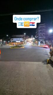 A pergunta final: onde abrir a carteira? Paraguai ou Argentina? 🇦🇷🆚🇵🇾 

Para fechar nossa série, aqui está tudo o que você precisa saber sobre Puerto Iguazú!

Este passeio é um combo de 3 paradas que vale muito a visita: 
1️⃣ La Aripuca: uma estrutura imponente feita com troncos resgatados. 
2️⃣ Marco das Três Fronteiras (ARG): bem mais simples e rústico que o lado brasileiro, com chafarizes onde as crianças se refrescam. 
3️⃣ Feirinha Gastronômica: o coração da noite argentina! Jantamos a famosa picanha no Bar do Gaúcho (aprovadíssima pelo meu pai!).

🛍️ Veredito das Compras: a economia aqui é real, principalmente em itens que custam uma fortuna no Brasil. 
🍷 Vinhos: a cota permite 12 garrafas. Trouxe 5 (rosé, branco e tintos). Um rótulo de R$300 no Brasil, sai por R$100 lá! 
🫒 Azeites: a cota permite 5 garrafas. Trouxemos o famoso Azeite Laur. Atenção: algumas marcas são proibidas pela Anvisa! 
🍯 Doces: alfajores, doce de leite e o inexplicável licor de leite condensado. Meu pai ainda garantiu compotas de pêssego diet.

🚗 Logística: fomos de ônibus e a volta foi super tranquila, apenas 20 minutos para cruzar a aduana.

O roteiro com todos os detalhes está na minha bio! ✈️💻

Foram 8 posts desbravando Foz do Iguaçu e região. Qual foi o seu post favorito dessa série? Me conta nos comentários! 

#PuertoIguazu #Argentina #DicasDeViagem #FozDoIguacu #Gastronomia