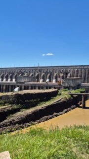 Itaipu Binacional: muito mais que uma hidrelétrica, uma verdadeira aula de engenharia e diplomacia! ⚡🏗️ Você sabia que ela disputa o topo do ranking de maior produtora de energia do planeta?

Minha experiência em Itaipu foi dividida em três momentos e os números são de cair o queixo:

🔭 Circuito Externo: a visão panorâmica da barragem. Cada uma das 20 turbinas consome 700 metros cúbicos de água por segundo — o equivalente a 30 Cataratas do Iguaçu passando por ali! Embora existam usinas maiores em estrutura na China, Itaipu se destaca pela eficiência e constância na produção.

🌙 Passeio Noturno + Jantar: Ver a barragem iluminada é entender o esforço de 40 mil trabalhadores que ergueram isso em 9 anos. O jantar no Restaurante dos Barrageiros é obrigatório para quem ama história.

⚙️ Circuito Interno: onde conhecemos a sala de controle binacional e o eixo das turbinas. É fascinante ver como Brasil e Paraguai dividem essa gigante, operando em frequências diferentes (50Hz e 60Hz) para atender aos dois sistemas elétricos. 🇧🇷🇵🇾

⚠️ Dica da Ju: O passeio interno exige agendamento antecipado (as vagas voam!). E não esqueça o protetor solar, o calor em Foz é severo!

No próximo post eu te levo para o Parque das Aves! Já segue o perfil para acompanhar a série completa e confira o relato técnico no link da bio! 🔗

#ItaipuBinacional #FozDoIguacu #Engenharia #DicasDeViagem #Itaipu