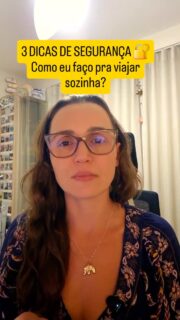 3 dicas de segurança!
Como eu faço pra viajar sozinha 🔐👇

Segurança em viagem solo é sobre estratégia. 
Aqui está o passo a passo do que eu uso para me proteger:

📍 1. GOOGLE MAPS (Localização em Tempo Real)
Por segurança, não mostrei minha tela no vídeo, mas o processo é simples:

  Abra o Google Maps e clique na sua foto de perfil (canto superior direito).

  Vá em "Compartilhar local".

  Escolha por quanto tempo (eu coloco "Até desativar") e selecione os contatos de confiança.
 Dica: Sua família saberá onde você está 24h por dia.

🏷️ 2. SMART TAGS (Rastreamento de Backup)
Eu uso duas: uma dentro do forro da mala e outra comigo (numa pulseira ou bolso).

  Como funciona: Elas se conectam à rede de celulares próximos. Se meu celular for roubado, a Tag que está comigo continua enviando minha posição para o iPad ou celular de alguém da minha família. No app "Buscar" (iOS) ou "Encontrar meu dispositivo" (Android), você vê tudo no mapa.

🔐 3. TRANCAS DE FERRO (Barreira Mecânica)
Esse é meu item favorito! É uma tranca portátil que você encaixa no batente da porta. Mesmo que alguém tenha a chave mestra ou o cartão do hotel, a porta não abre. É segurança física real.

Segurança não é paranoia, é liberdade.
Comenta quais dessas dicas você conhecia e usa nas suas viagens.

Salva e compartilha com todo mundo que você quer que viaje seguro 🔒

#ViagemSolo #SegurancaFeminina #MulheresQueViajam #DicasDeViagem #SoloTravel