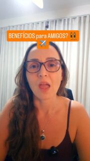 Quer que seus amigos e familiares aproveitem os seus benefícios de Categoria? ✈️🧡 

Muita gente confunde as ferramentas, então salva este guia para não errar na hora de planejar a próxima trip!

👯‍♀️ PASSAGEIRO FAVORITO (Foco em Emissão): é uma lista com até 5 pessoas para facilitar suas emissões de passagens.
O Pulo do Gato: se você emitir a passagem de um acompanhante no mesmo localizador que a sua, ele herda seus benefícios! Ou seja: ganha despacho de bagagem e prioridades de embarque.
Bônus: você pode marcar até 5 desses favoritos para que eles aproveitem tarifas especiais da Smiles, mesmo em voos onde você não estiver presente! 💡

🏠 CONTA FAMÍLIA (Foco em Acúmulo): aqui o objetivo é unificar o saldo. Você convida até 5 pessoas e todas as milhas acumuladas por elas caem direto na sua conta de administrador. É a melhor forma de juntar pontos rápido para aquela viagem internacional em grupo.

✨ Estratégia: use o "Favorito" para dar conforto para quem viaja com você e a "Conta Família" para acelerar seus próximos resgates.

Viajar acompanhada é bom, mas viajar com estratégia é muito melhor! Quer o meu Planejador Completo de Viagens? O link tá na bio! 🚀

#Smiles #DicasDeMilhas #PassageiroFavorito #ContaFamilia #CategoriaOuro