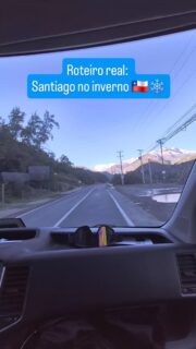 Vai para Santiago neste inverno e não sabe o que fazer com tantas opções? 🇨🇱✨ Para o seu roteiro não virar um bate-cabeça, aqui está o raio-x real com a logística dos passeios mais famosos que eu fiz na capital e arredores:

🏢 DENTRO DA CIDADE (Cultura e Vistas):
Sky Costanera: mirante mais alto da América Latina. O ingresso custa cerca de 18.000 pesos chilenos. A dica é ir entre as 16h e 17h para pegar o pôr do sol na Cordilheira e a cidade se iluminando.
MUT (Mercado Urbano Tobalaba): shopping ultra moderno de 5 andares com conceito de jardim aberto. Vale muito a visita!
Parque Metropolitano: entrada gratuita, mas o teleférico até o Cerro San Cristóbal custa cerca de 3.850 pesos (dias úteis) e 4.620 pesos (finais de semana). Aviso: as máquinas de lá não aceitam contas globais (Wise/Nomad), leve cartão de crédito internacional tradicional.
Centro Histórico: caminhada clássica pelo Palácio de La Moneda e Plaza de Armas.

🍇 A ROTA DOS VINHOS (Escolha o seu estilo):
Tradicionais: se você busca as gigantes e renomadas, a Concha y Toro e a Santa Rita são as escolhas clássicas.
Propostas diferentes: a Vinícola Emiliana (Vale de Casablanca) com seu charme orgânico e alpacas soltas, ou o tour premium nas adegas subterrâneas de 1856 da Cousiño Macul (Vale do Maipo).

🏔️❄️ NATUREZA E NEVE (Nos Arredores):
Cajón del Maipo: foquei em conhecer a história da construção da Represa El Yeso e em curtir o visual das estradas nevadas. Exige agência credenciada!
Estações de esqui: complexos como Valle Nevado e Farellones abrem em junho e são o foco de quem quer esquiar ou brincar na neve.

💡 DICA EXTRA DA JU: se tiver um dia sobrando, faça o bate-volta clássico até o litoral para ver o Oceano Pacífico em Viña del Mar e caminhar pelas ladeiras coloridas e grafitadas de Valparaiso.

Montar essa logística dá trabalho, mas poupa milhares de reais. Se você quer o modelo exato que usei para calcular cada peso chileno dessa viagem, clique no link da minha bio e conheça o meu Planejador de Viagens! 📊✈️

O relato completo está no link da bio! Segue o perfil para não perder os próximos posts da série Chile!
#RoteiroSantiago #TurismoChile #ViajarSozinha #AquiEAssim #InvernoNoChile