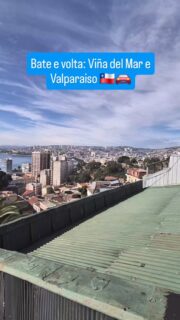 Viña del Mar e Valparaíso: um bate e volta de Santiago imperdível no Chile. Elas ficam a cerca de 120 km da capital e dá para conhecer as duas vizinhas em um único dia. 🇨🇱✨

O trajeto de van já é uma aula de história. No caminho, descobri que o Chile registrou 12 pequenos tremores só naquela manhã por causa das placas tectônicas. Além disso, o roteiro passa por realidades completamente diferentes separadas por apenas 9 quilômetros:

🌹 Viña del Mar: conhecida como a "Cidade Jardim", é super organizada, limpa e moderna. O roteiro passou pelo clássico Relógio de Flores e parou em frente a um museu para ver um autêntico Moai da Ilha de Páscoa. Na orla, coloquei a mão no Oceano Pacífico pela primeira vez e fechei a visita na região dos pescadores, que é cheia de aves e leões-marinhos.

🎨 Valparaíso: o oposto completo. Uma cidade portuária, artística, boêmia e Patrimônio Mundial da UNESCO. A graça aqui é subir os morros de ascensor (funicular) e explorar as ladeiras cheias de casinhas coloridas e grafites. Foi lá que comprei meu pingente de lápis-lazúli (gema raríssima) e peças de cobre, antes de almoçar uma costela de porco típica deliciosa.

Para fechar o dia na volta para Santiago, ainda fizemos uma parada descontraída na Vinícola Emiliana para alimentar as alpacas.

💡 Dicas da Ju: 1️⃣ Vá de tênis confortável: Valparaíso é cheia de ladeiras e escadarias íngremes. 2️⃣ Leve um bom agasalho: mesmo em dias ensolarados, o vento que vem do Pacífico em Viña del Mar é congelante.

Organizar os custos com passeios, lembranças e alimentação na moeda local exige planejamento. Eu estruturei toda a parte financeira da minha viagem usando o meu Planejador de Viagens. O link para baixar a ferramenta está na minha bio! 📊✈️

Fique de olho, porque no próximo post da série Chile nós vamos entrar de cabeça no universo das vinícolas com roteiros imperdíveis. Segue o perfil para não perder!

#ViñaDelMar #Valparaiso #TurismoChile #ViajarSozinha #AquiEAssim