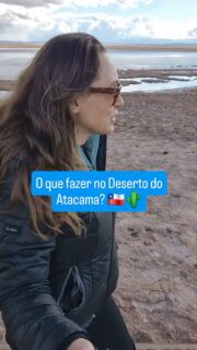 O Deserto do Atacama é um dos lugares mais surpreendentes do planeta e vai muito além de terra e calor. Se você está planejando a sua viagem, salve este post com o resumo das atrações para montar o seu roteiro:
🏠 A Base: o ponto de partida é o vilarejo de San Pedro de Atacama, localizado a 2.400 metros de altitude e a cerca de 1 hora do aeroporto de Calama. ⚠️ Dica da Ju contra o Soroche: A altitude pode causar mal-estar. Minha recomendação é tomar o tradicional chá de folha de coca ainda em jejum, 30 minutos antes do café da manhã, para evitar dores de cabeça.
💦 Lagoas e Contemplação: a Laguna Cejar é famosa pela altíssima concentração de sal que te faz flutuar sem esforço. Nota: no inverno a água é congelante e o sal exige cuidado com a pele! Na sequência, a parada é o espelho d'água da Laguna Tebinquinche para um piquenique no pôr do sol com a Cordilheira ao fundo.
🌙 Geologia e Vales: o icônico Valle de la Luna impressiona por suas dunas e formações rochosas que lembram o solo lunar. Na mesma pegada de cenários surreais, o Valle del Arcoíris chama a atenção por suas montanhas coloridas por diferentes minerais e petróglifos antigos.
🦩 Salar do Atacama: terceiro maior salar do mundo. Caminhar por aquela imensidão branca e observar os flamingos selvagens com vulcões ao fundo é uma experiência única.
❄️ Alerta de Neve Histórica: existem circuitos clássicos de altitude extrema (acima de 4.000m), como os Gêiseres del Tatio e Piedras Rojas. Porém, na minha viagem, uma nevasca histórica — fenômeno que não acontecia com essa força há cerca de uma década — fechou as estradas e os passeios foram cancelados. Vá ciente de que o clima dita as regras!
🌌 Experiência Noturna: o Tour Astronômico é indispensável. O Atacama tem o céu mais limpo do mundo e a experiência com telescópios de alta potência para ver constelações e planetas é inesquecível.
Fique de olho, porque no próximo post da série Chile eu trago o meu Top 3 de passeios favoritos no deserto. Segue o perfil para não perder!
#Atacama #DesertoDoAtacama #SanPedroDeAtacama #RoteiroChile #AquiEAssim